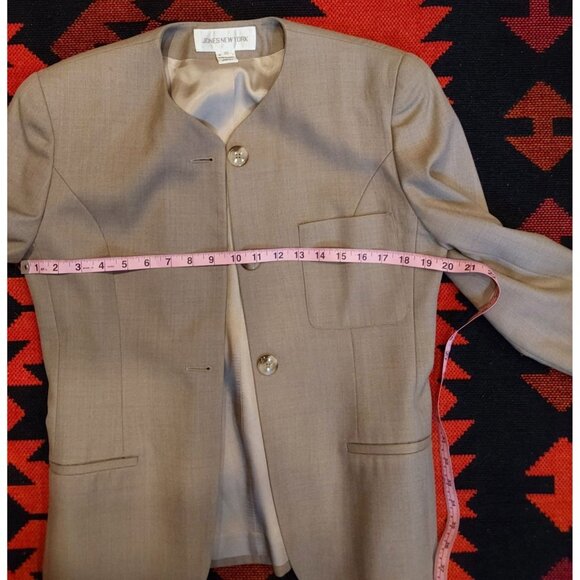 Jones New York Women's Beige Collarless 3 Button Wool Blazer. Size 10 - Picture 12 of 14
